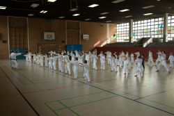 Karateschule Kumadera trainiert für die Vorführung auf der Karate Weltmeisterschaft in Bremen