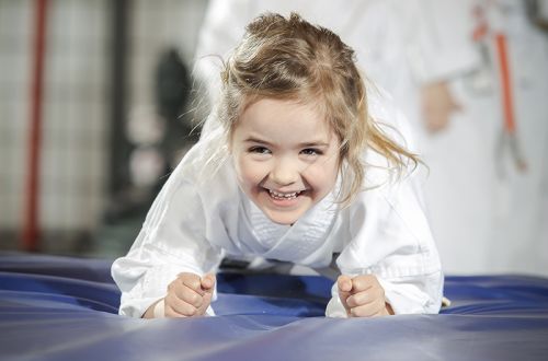 Glückliche Kinder und zufriedene Eltern in der Karateschule Kumadera